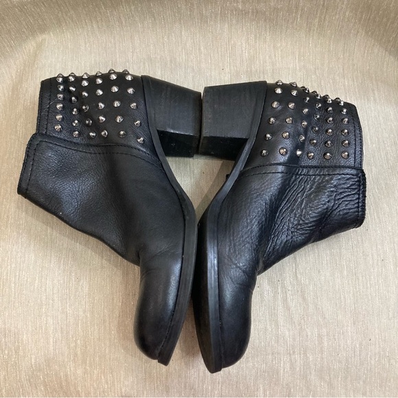 ALDO Sz 7 Back Studded Stacked Heel Almond Toe Leather Ankle Boots Booties - Picture 2 of 9